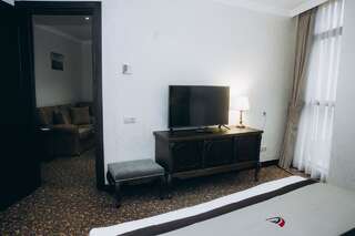 Отель Colosseum Marina Hotel Батуми Семейный номер из совмещенных двухместных номеров с 1 кроватью-5